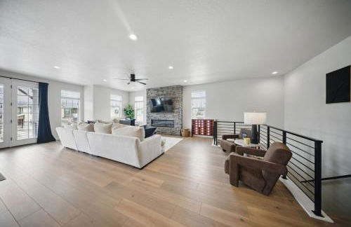 BRAND NEW Scenic Luxury Mountain Retreat - Photo 23