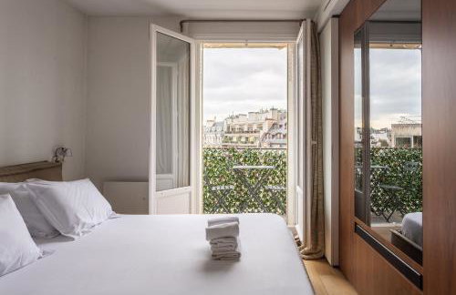 Montaigne - Sunlit Corner Penthouse with Balcony - Photo 11