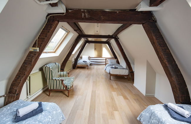 Unique Apartment In Historic Mansion - Photo 8