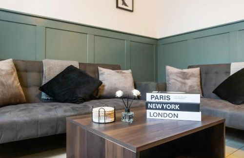 St Albans Centre Home - 4BR - 2 FREE parking - Photo 1