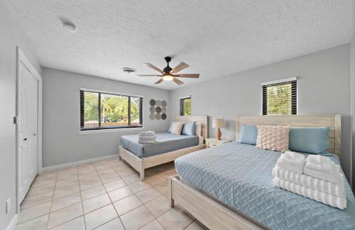 Waterfront oasis with private pool, game room, fire pit and volleyball court - Foto 45