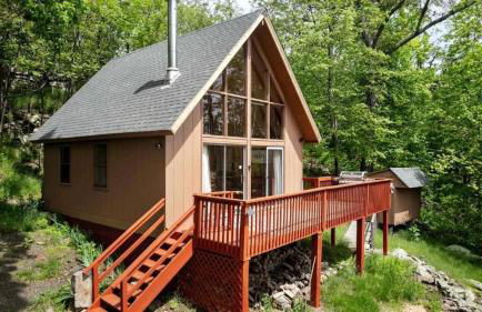 Rustic-Modern Chalet w/ Fire Pit, Deck & Views in Slanesville, WV - Foto 12