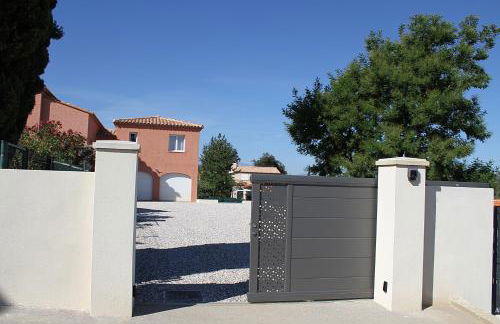 Modern 4 bedroom villa, air-conditioning, swimming pool, private gardens - Photo 3