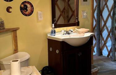 Luxury Yurt Rental Hidden in the Forest near Bristol, Vermont - Foto 15