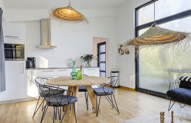 Getaway With Covered Veranda - Photo 13