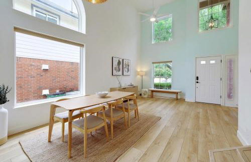 Modern Retreat Near Domain with Game Room and Gym - Foto 15