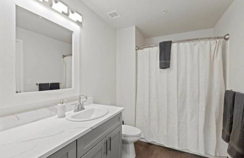 King Bed J and K on Main Luxury Apartment 403 - Foto 13