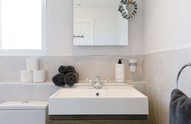 Coastal Retreat for 6 Close to Beaches - Photo 57