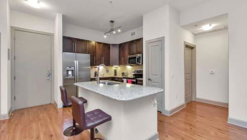 Stylish Open Concept Apt with King Bed, walking distance from NRG Texans Stadium, 1 mile to Med Center, Free Parking - Foto 3, minibar