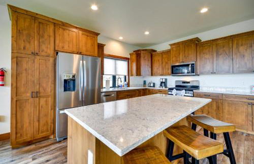 Sleek Red Lodge Home Rental with Private Hot Tub! - Foto 11