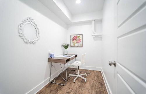 Contemporary 2BR2BA w-King - Den - Private Entry-Yard - Foto 12