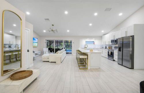 Lux Fam Private Resort Pool Spa, 2 Private Pickleball Courts, Basketball, Ping Pong Table, Mini Golf, Close To Beach & Dining Home Sleeps 8 - Photo 6