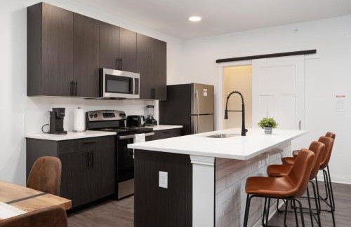 Sunrise Glow Spacious 2BR 2BA 2 King Beds Gym WFH - Foto 10