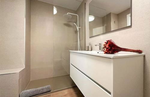 Your Poolside Paradise by the Sea - Foto 17