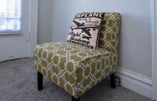 Dual patios, Free Laundry Service, College steps - Foto 16