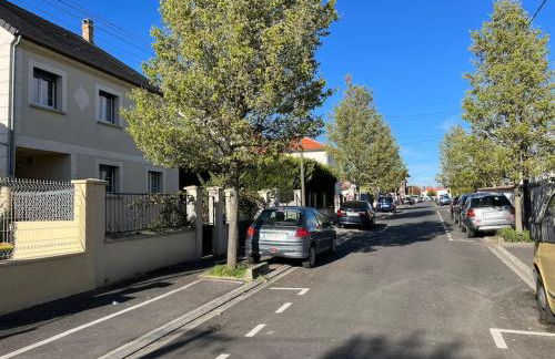 House with terrace près de l'Aéroport RoissyCDG - Tour Eiffel - Champs Elysée - Paris - Aéroville centre commercial - Parc Astérix - Disneyland Paris - Mer de sable - Châteaux de Chantilly et Ecouen - Parc des expositions Villepinte - Le Bourget - Foto 20