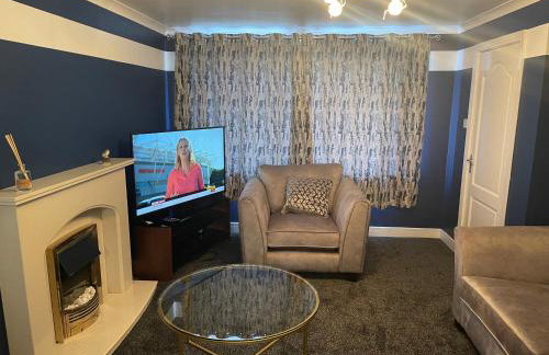 Stylish 3 bed house, private parking , with conservatory, close to KFC, McDonalds, ALDI and ASDA - Photo 5