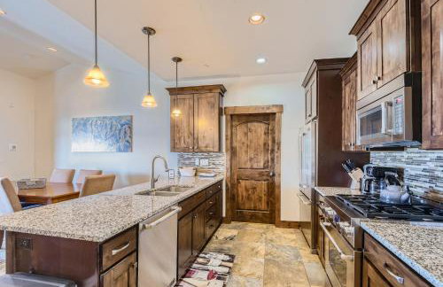 Private Hot Tub, Close to Resorts - Private Hot Tub - Close to PC, Mountain Mansion Family Getaway - Photo 5