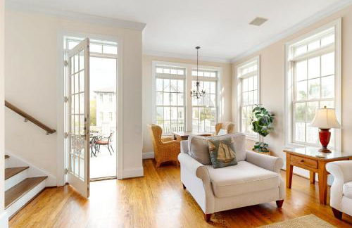 Luxury cottage with pools & multiple decks, 1/2 block to beach - Foto 8