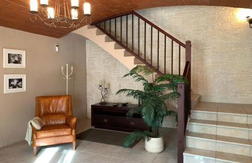 Magnífica Villa Familiar Con Piscina a 8Km Playa - Photo 6