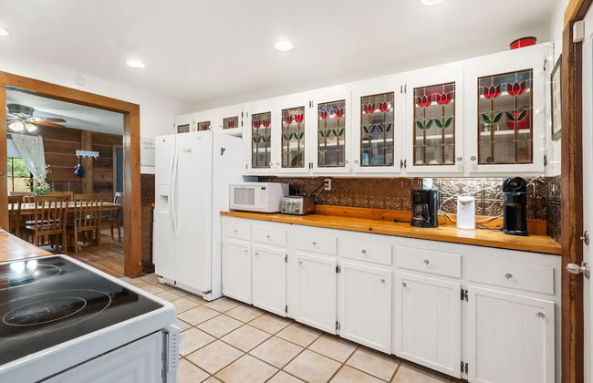 The Cozy Cottage Getaway - Private Pool & Hot Tub - Photo 9