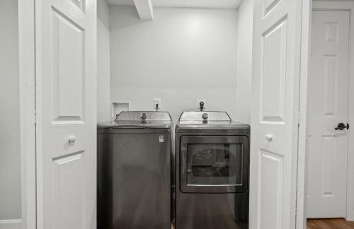 Huge 10BR Family Stay, Sleeps 20 in Bloomfield, CT - Photo 30