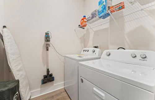 Mins to the Beach/King Beds/Arcade-Snowbird Deals! - Foto 17