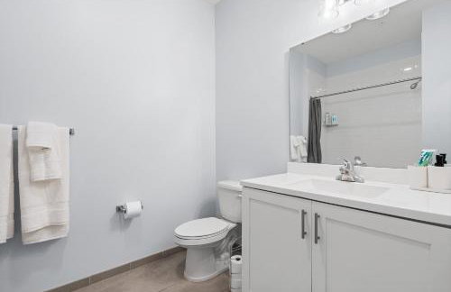 Modern 2BR 2BA Condo Sleeps 8 with Gym Laundry 20 Min to NYC - Foto 15