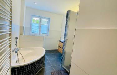 The Villa Toscana, a serene retreat in Center of Friedrichshafen City with lush green lawns, terrace & private garage- Lidl, Bakery walking distance- Bodenseecenter, Sportsbad 3 mins, Lake 7 mins - Foto 9