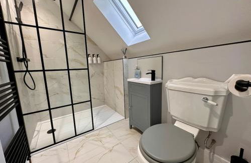 Stunning 4 Bedroom, Sleeps 9, Centre Of Telford - Photo 5