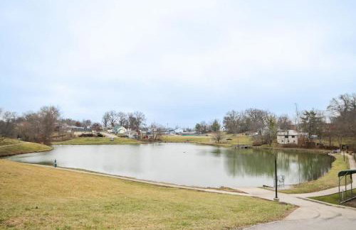 3-story home for 12 Near Ark with Hot Tub & Parking! - Foto 24