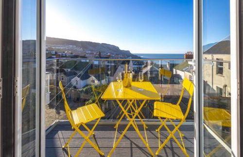 Bright & beautiful 4 bedroom house with sea views - Photo 8