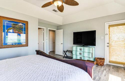 Walk to Beach Home with 2 Decks in Galveston! - Foto 16