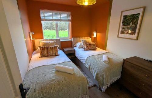 CHERRYTREES 5 Bed House, Sleeps 10, 3 Bathrooms, Parking, Ideal for Groups and Work Stays - Foto 6