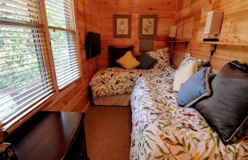 Water's Edge, Covered Porch, Deep Creek as your Backyard Haven, Hot Tub, Pool Table, Fire Pit, Close to Town & Entrance to National Park - Foto 71