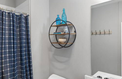 Only 4 Miles to Broadway with Free Parking and TVs in Bedrooms - Foto 39