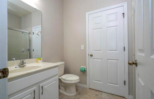 4BR Lakefront - Themed Rooms - Pool & BBQ! - Foto 51