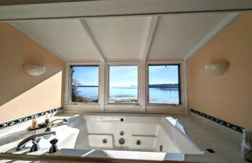 Charming Waterfront Sea Cottage with Private Beach near Bar Harbor, Hancock Maine - Photo 4