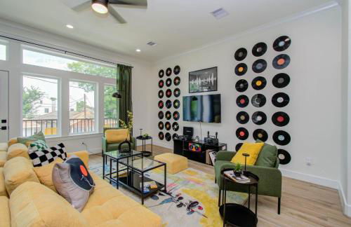 3bd-Rooftop Movie Theater-BBQ-Retro Music Theme-Downtown 8mins - Photo 46