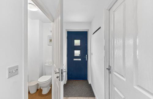 Stylish 3 Bedroom House - Excellent Location - Free Parking, Garden, Fast Wifi, Work Space and Self-Check-In by Yoko Property - Foto 14