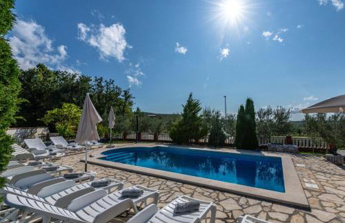 Villa Marić, a charming villa with a beautiful poolside - Foto 8
