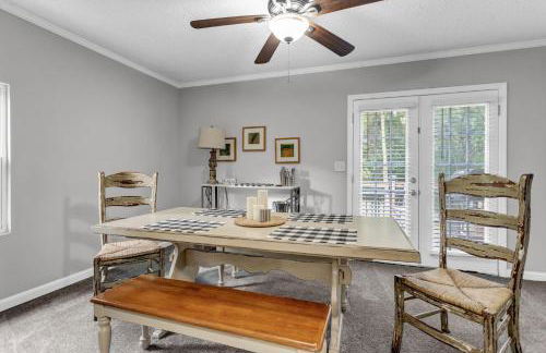 Pet Friendly Group Getaway with Grill and Deck - Foto 10