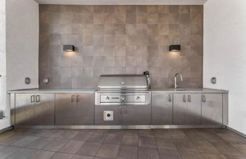 Spacious 1-Bedroom Gem with Downtown LA Views - Foto 18