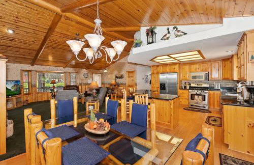 Teakwood Cozy Wood Cabin with Fireplace - Photo 19