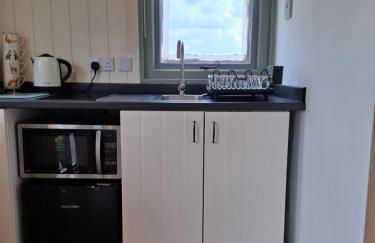 Luxury Shepherd's Hut - The Hyde - Photo 21