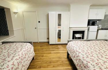 Ashsons Cosy Studio Apartment Free Parking For Car or Small Van Only - Photo 7