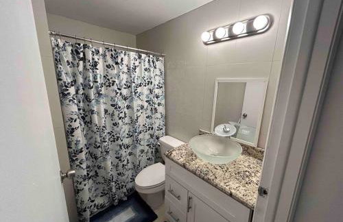 Master Bedroom w Pvt Bath in shared home - Foto 15