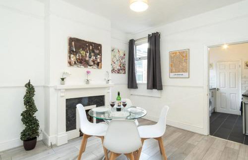 Comfortable 2-BR House in Barking -Free Parking - Photo 13