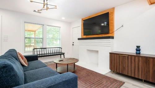 Chic 3BR Bungalow with Screened Porch & Patios - Foto 3