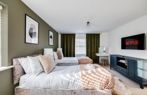 Stunning Detached House with Driveway Parking, Office Room, Self-Check-In, Fast WiFi and Smart TV with Sky and Netflix by Yoko Property - Photo 3